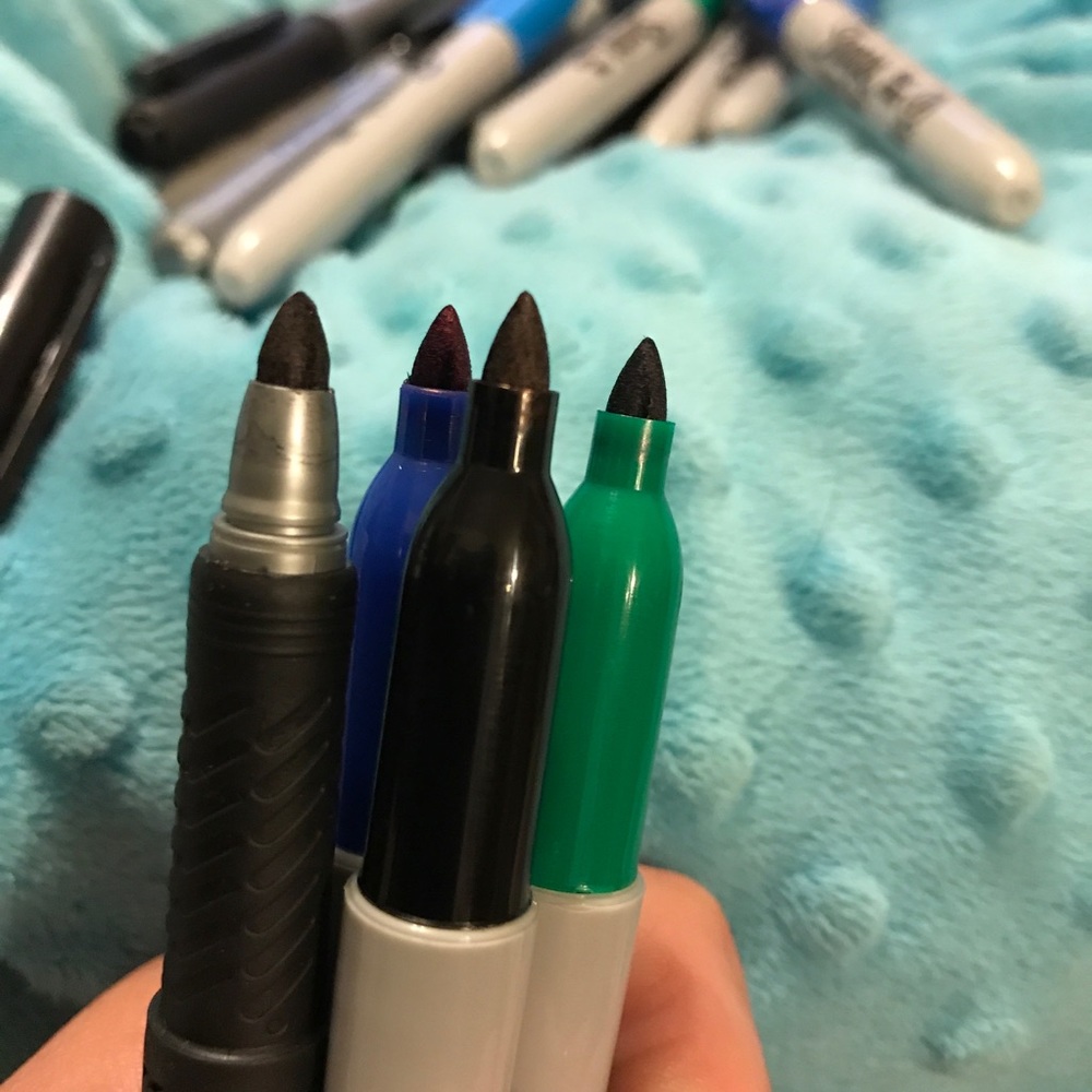 20+ sharpies - Picture 2 of 3